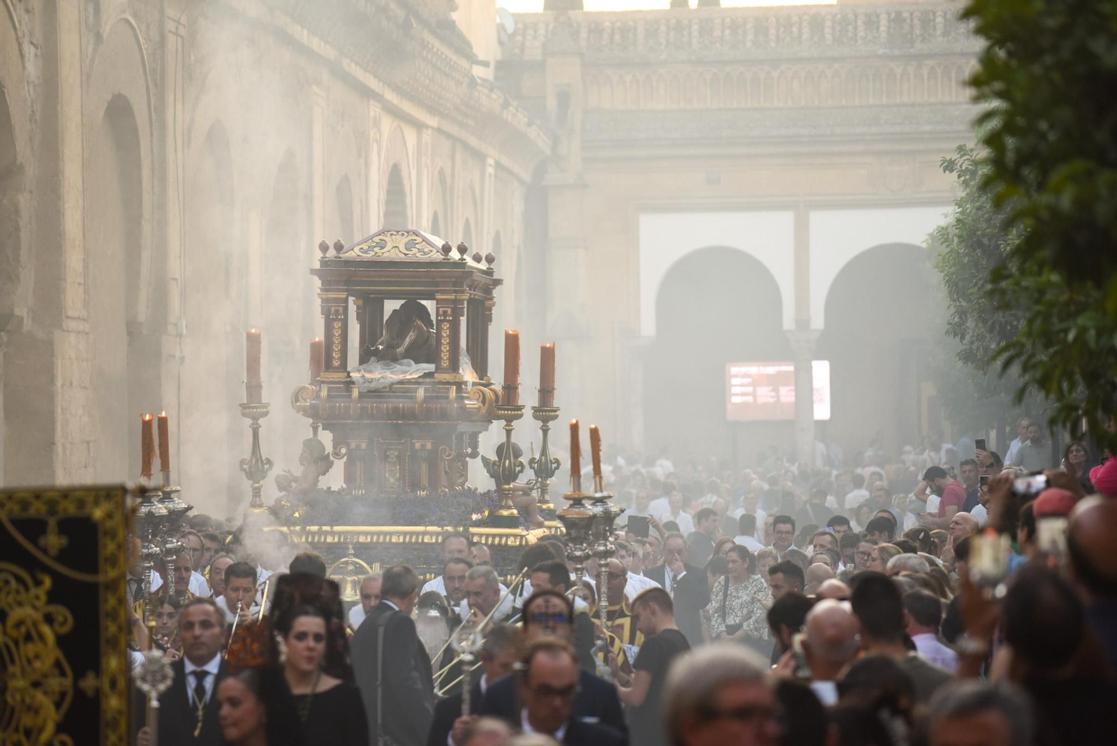 El traslado del Sepulcro de El Carpio tras el Magno Vía Crucis de Córdoba, en imágenes