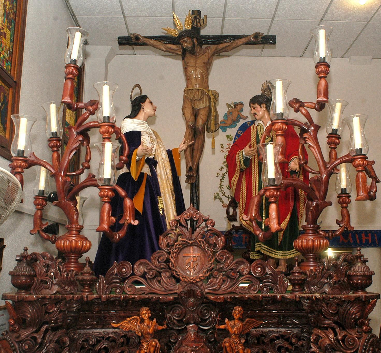 2005. El paso de misterio de la Hermandad listo para la salida procesional