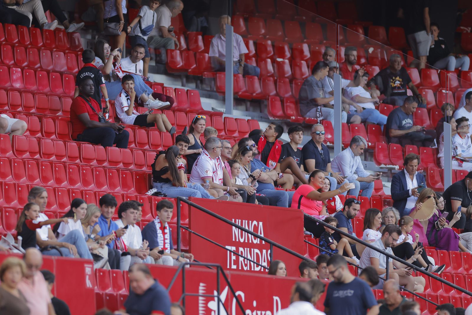 Búscate en las fotos del Sevilla-Almería