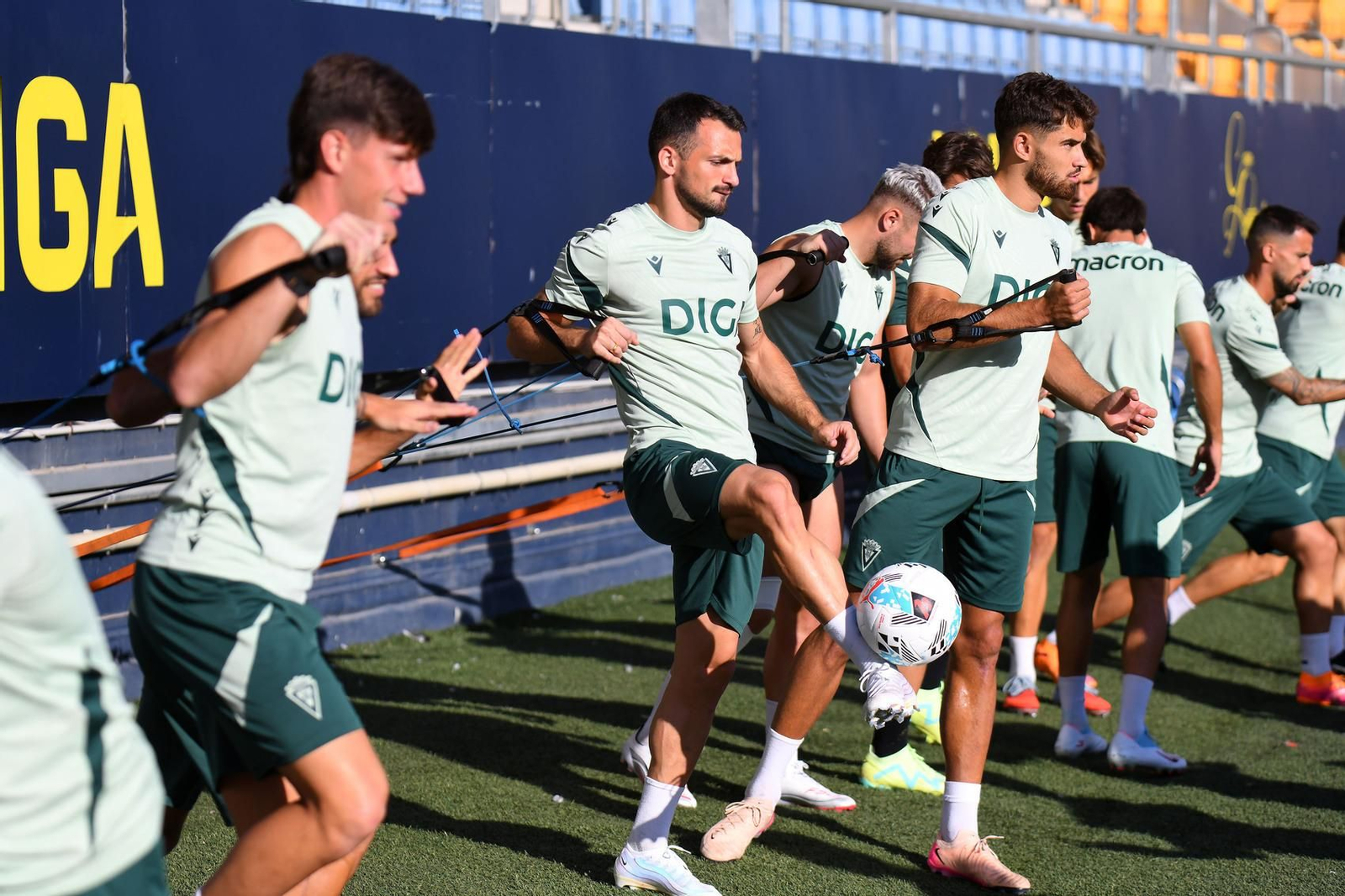 Jugadores del Cádiz hacen ejercicios de fuerza.