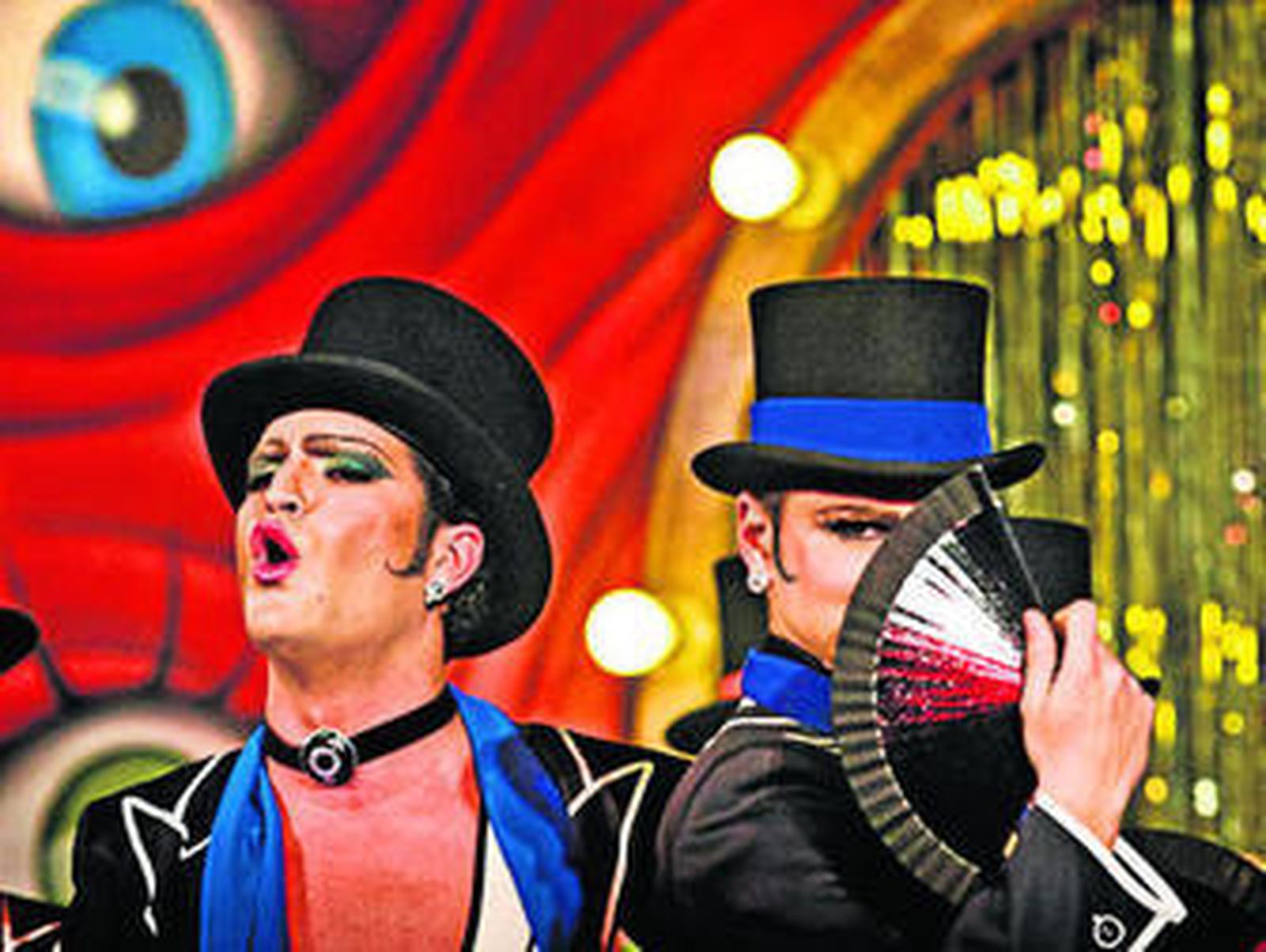 Dos componentes de la comparsa Juana La Loca, ganadora del año 2011.