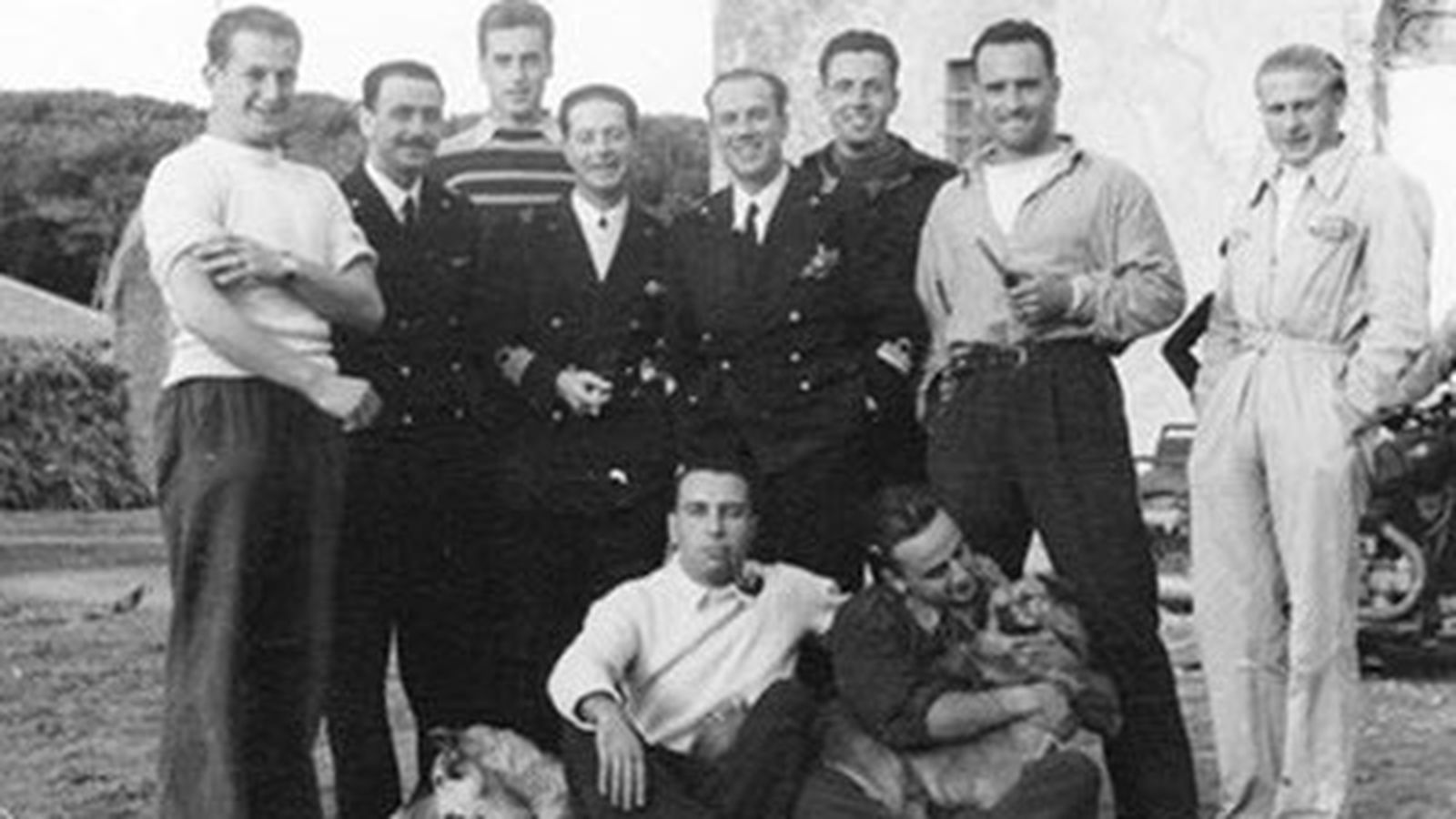 Fotografía tomada en Bocca di Serchio en el otoño de 1941, durante los primeros meses de la estancia allí de Notari (de pie, segundo por la izquierda). Junto a él se ven Spacarelli y Manisco, sentados en primer término, de pie están De la Penne, Forza,  Borghese, Marceglia, Ghersi y Feltrinelli. De pie, al fondo, entre Notari y Forza, aparece Vittorio Cella, el único incursor de la Xª MAS que llegaría a operar contra Gibraltar en tres ocasiones.