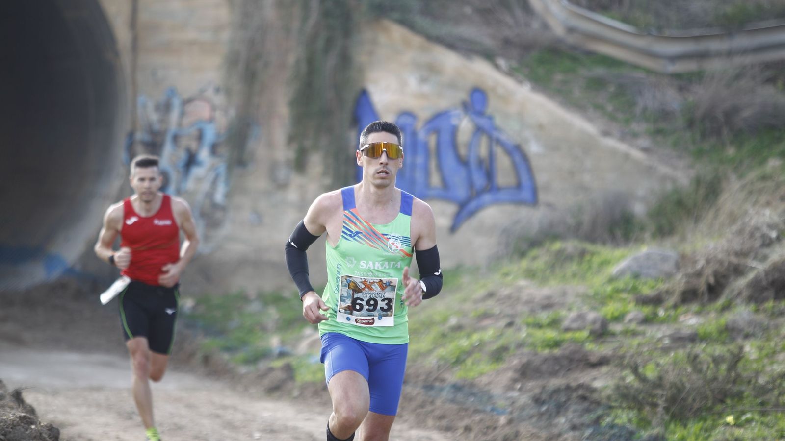 Un corredor a su paso por uno de los tramos del circuito de la Carrera Espartanos del Alquián.