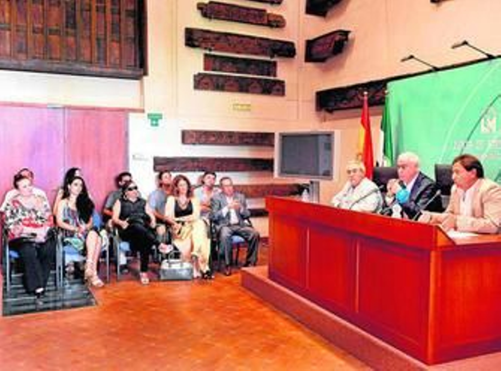 Artistas flamencos, Matilde Coral entre ellos, asistieron a la presentación del proyecto por parte de Alonso.