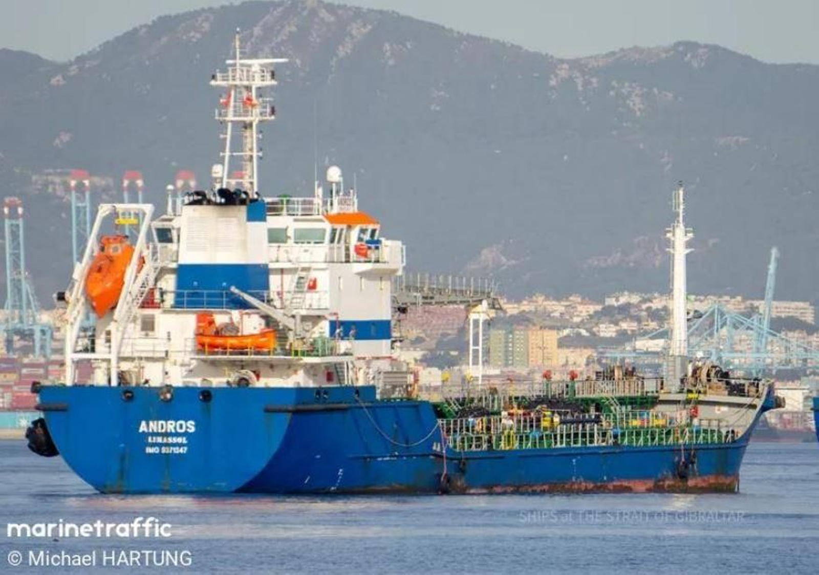 El buque 'Paros', en una imagen distribuida por el Ministerio de Transportes. El buque 'Paros', en una imagen distribuida por el Ministerio de Transportes.
