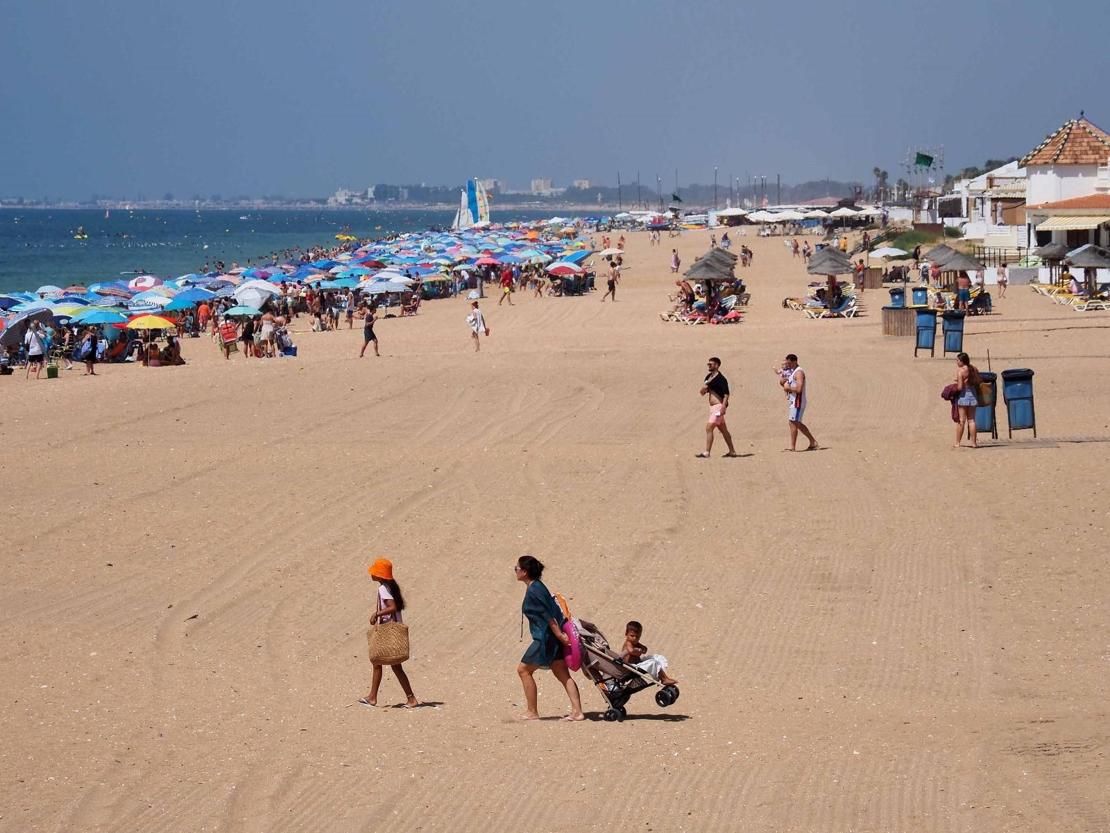 Ambiente de la playa de La Antilla a rebosar en un caluroso día