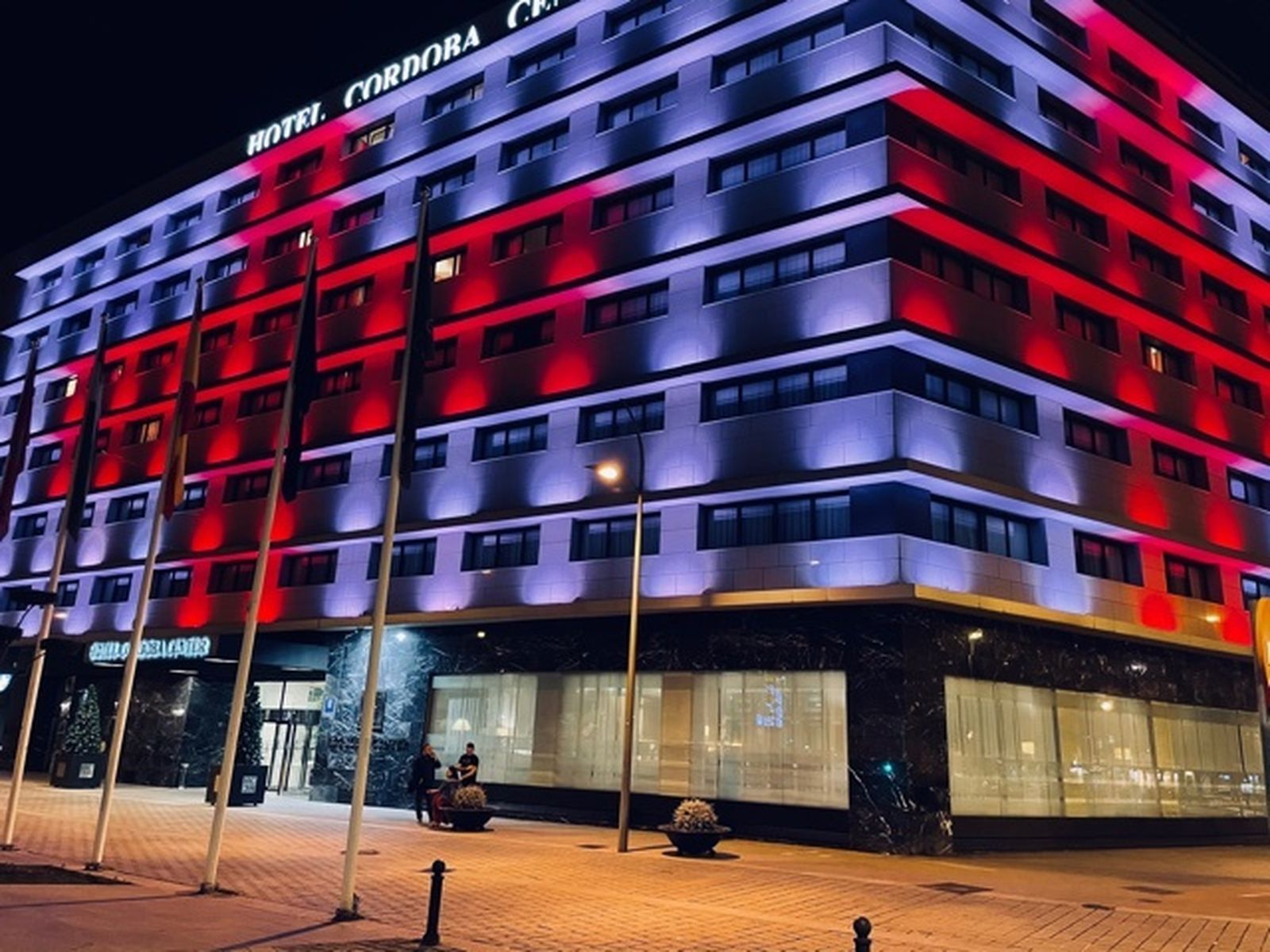 El hotel Córdoba Center se tiñe” de rojo como agradecimiento a Cruz Roja.