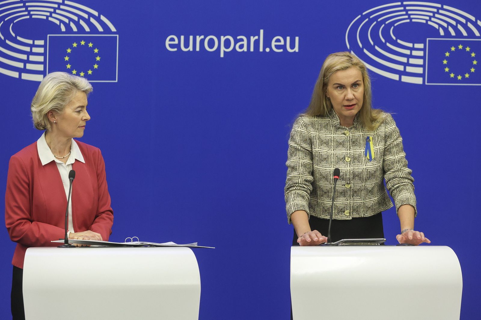 La presidenta de la CE, Ursula Von der Leyen, y la comisaria de Energía, Kadri Simson.