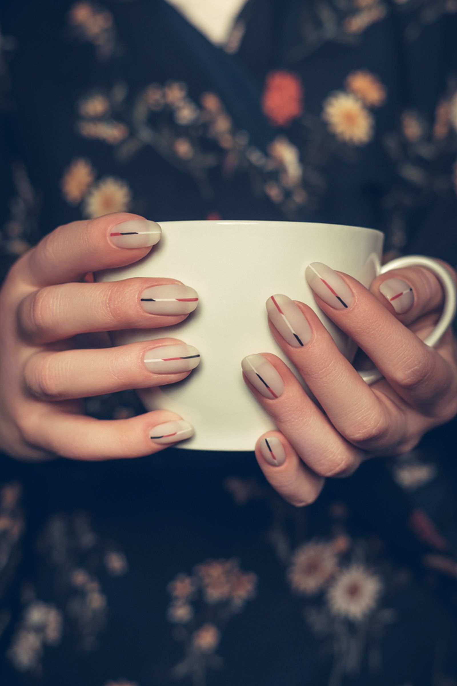 Diseño minimalista en uñas.