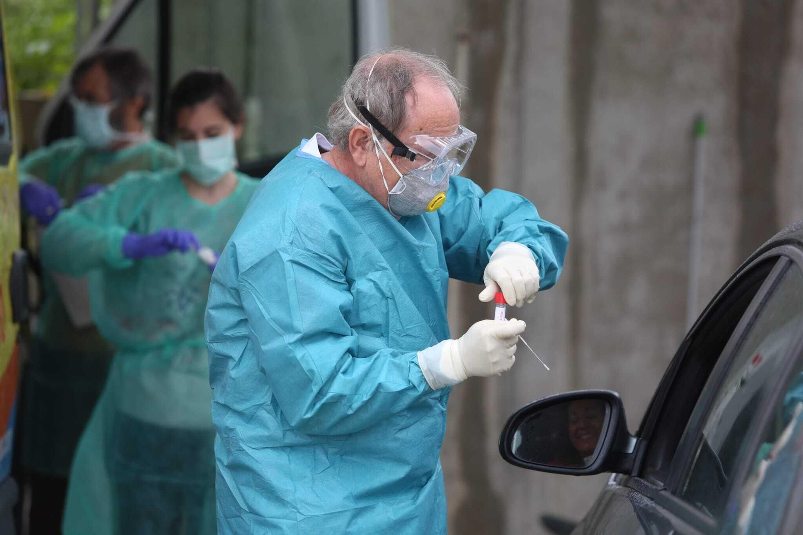 Un sanitario recoge muestras en un punto de recogida habilitado en Málaga.