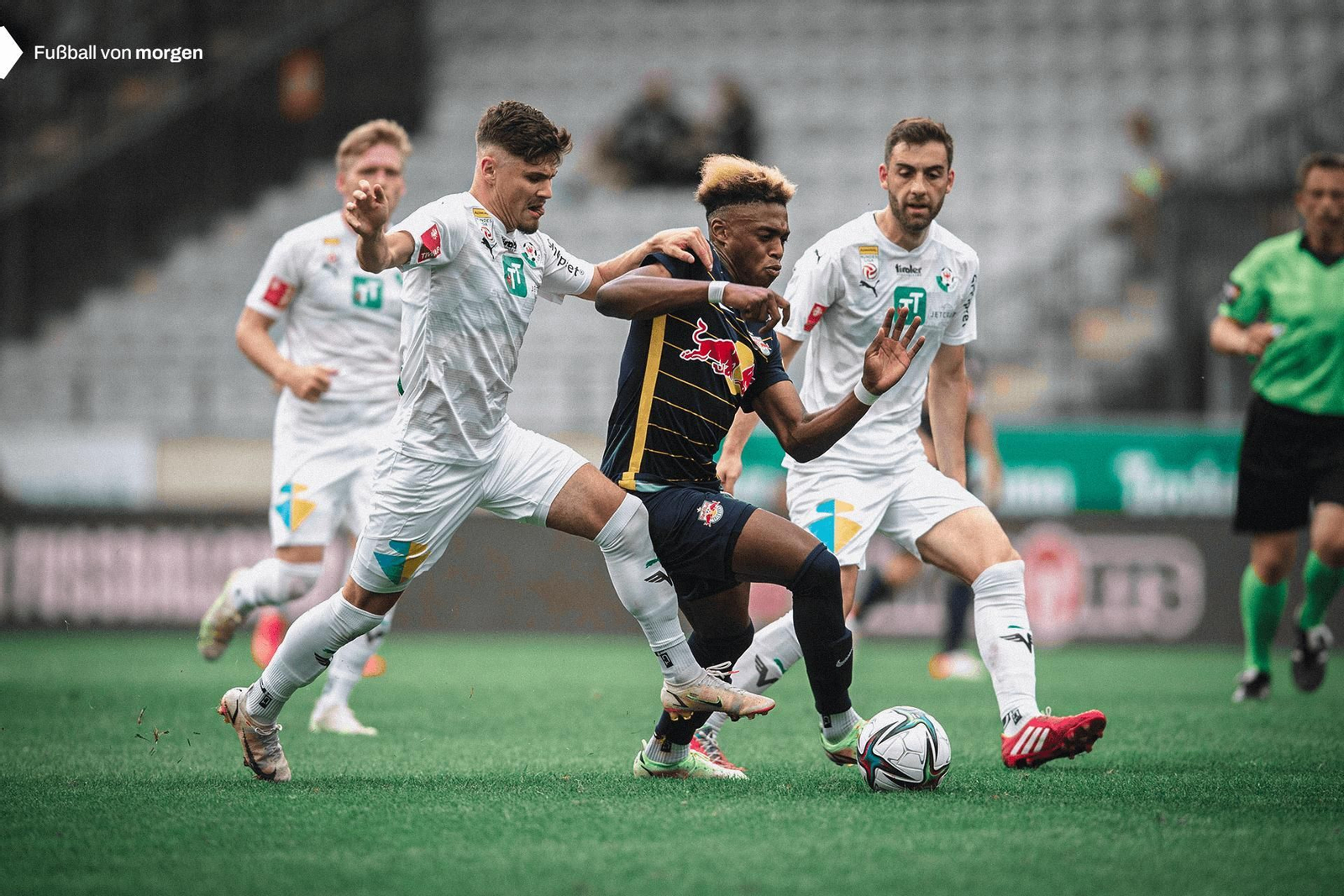 Adamu, autor del primer gol del Salzburgo, en acción en el Tivoli Stadion de Innsbruck.