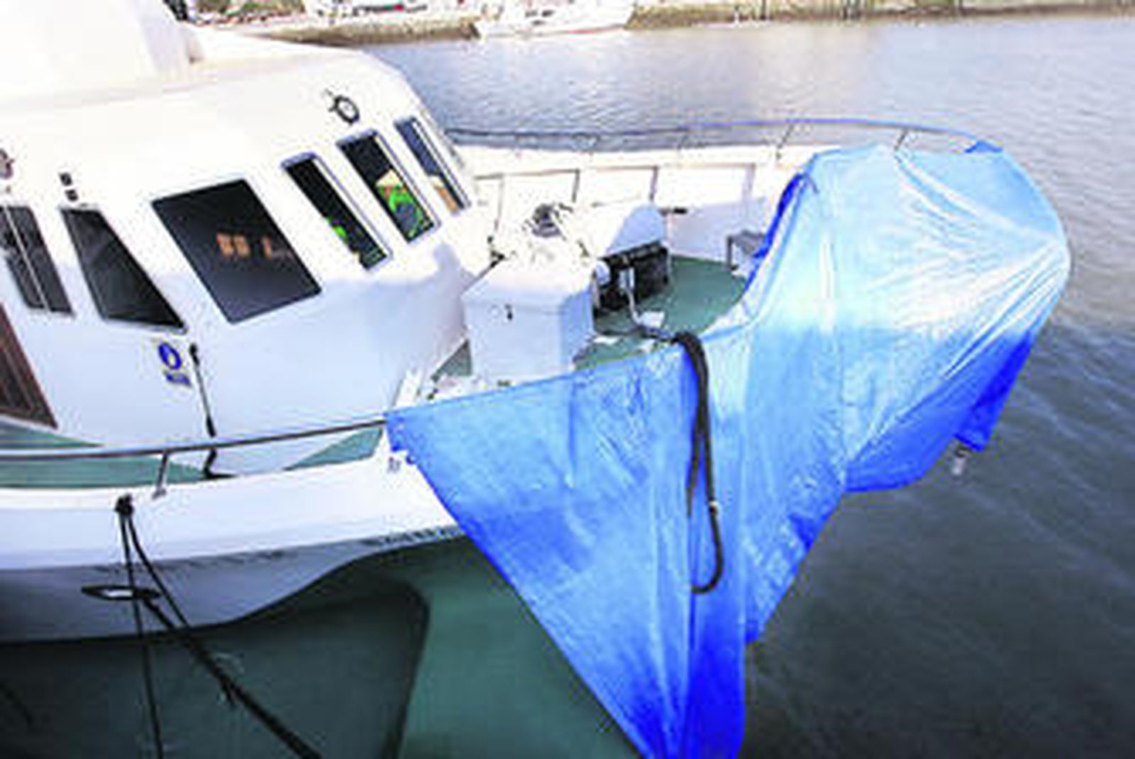 Imagen del 'Bahía de Cádiz Primero' ayer por la tarde en El Puerto, con la proa deteriorada recubierta por una lona.