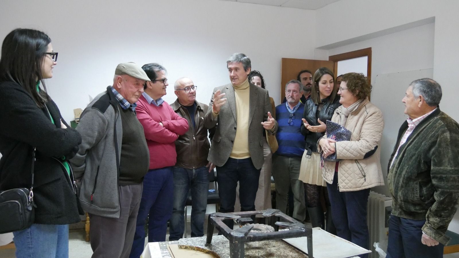 Manuel Cortés, alcalde de Adra, en su visita al Centro de Mayores de Puente del Río.