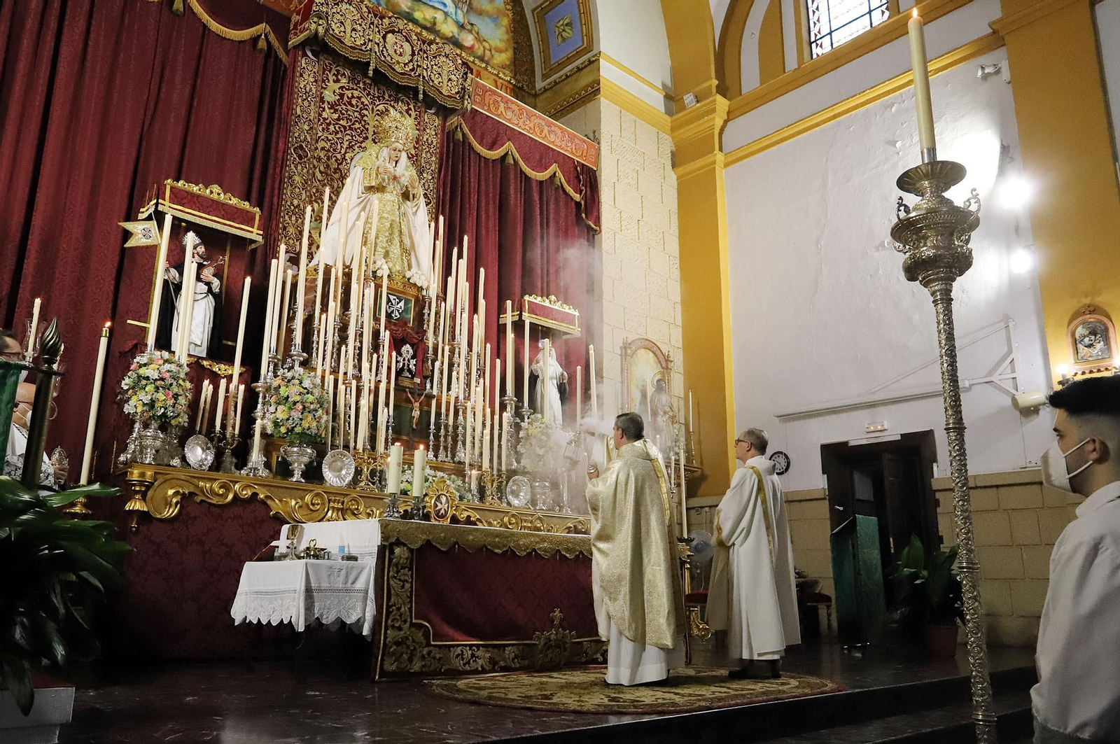 Imágenes de los cultos a la Virgen del Rosario en el Sagrado Corazón de Jesús