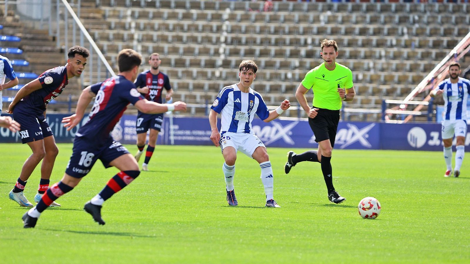 Davinchi realiza un pase durante el partido con el Yeclano.