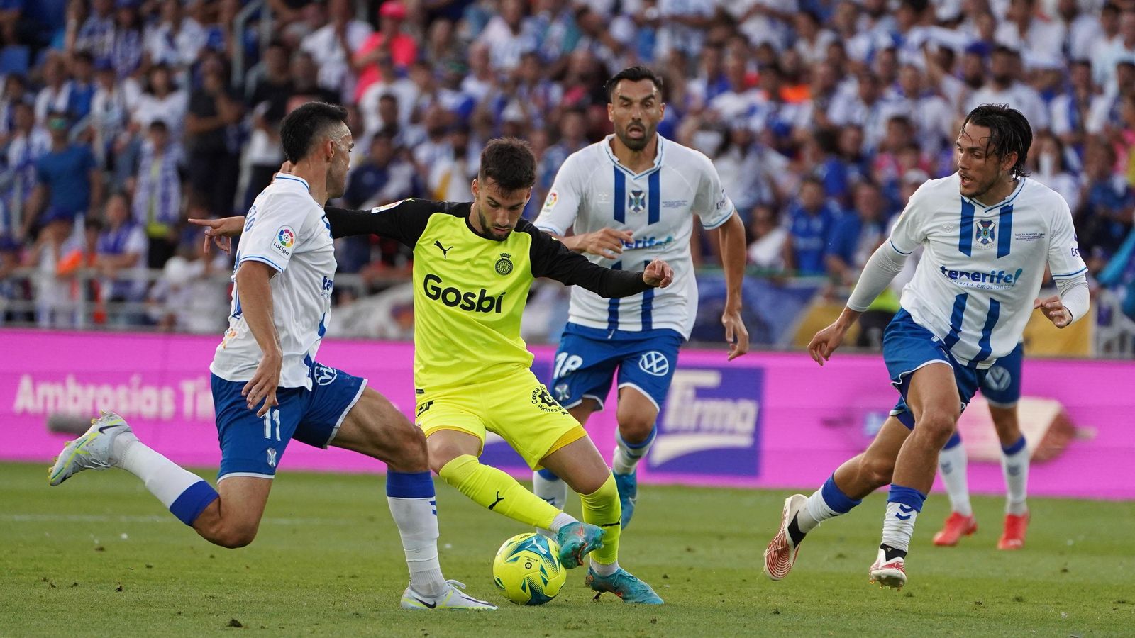 El roquetero, rodeado de tres rivales en el partido del ascenso.