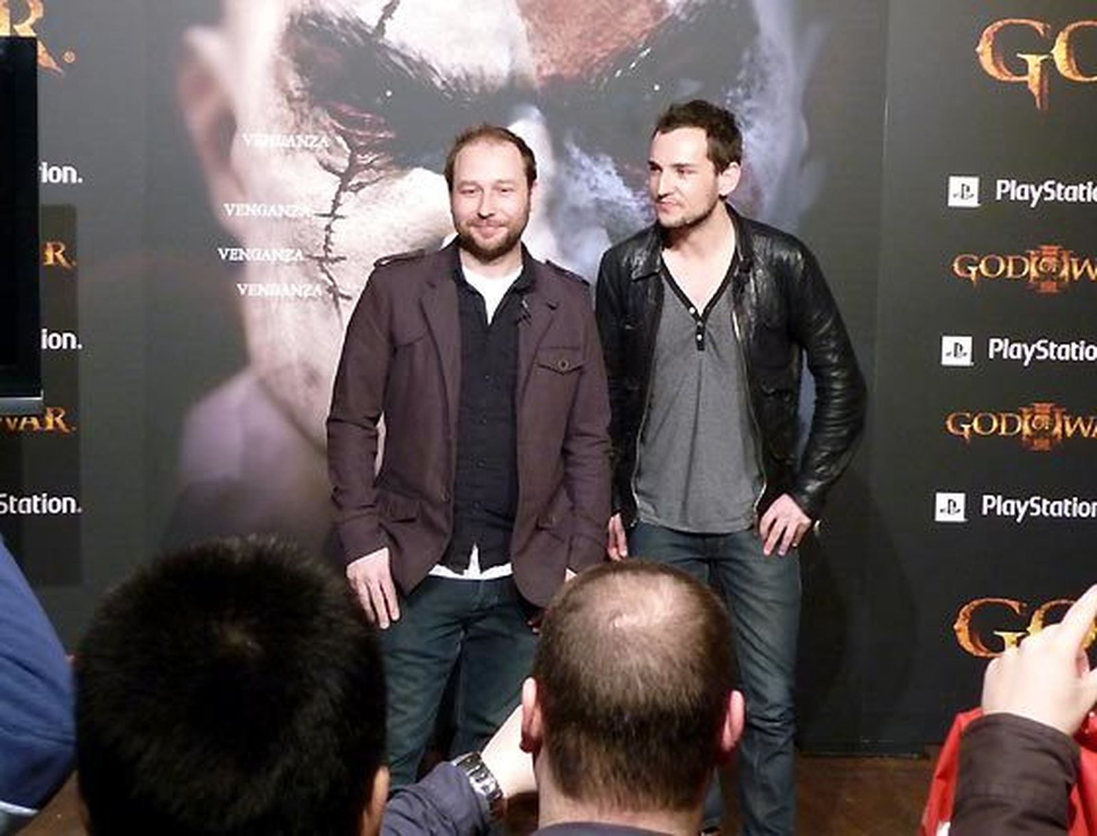 Adam Puhl, diseñador jefe de combate de 'God of War III', y Chris O’Neill, desarrollador jefe de niveles del juego, durante la presentación en Madrid de la nueva entrega de la serie. / S. Caballero