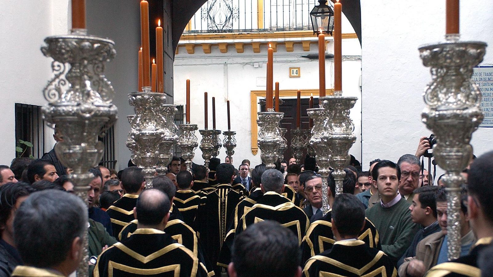 Dieciocho ciriales preceden el paso de la Sagrada Mortaja.