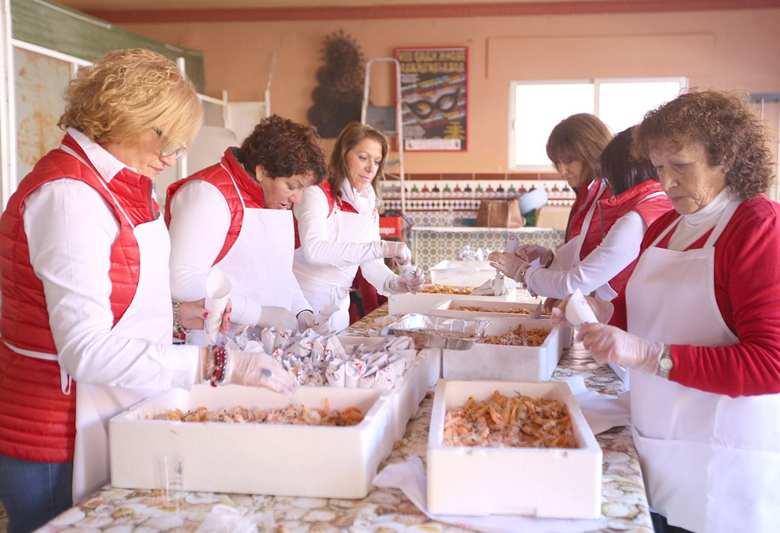 1. El 'Coro de Mil Colores', de Antonio Alemania, fue el primero en actuar en el Festival de Agrupaciones del Carnaval 'Perico Soriano', celebrado anoche sobre las tablas del Teatro Moderno . 2. Un chaval baila en la carpa instalada en el Anfiteatro de la Alameda del Río. 3. Momento de la actuación de la chirigota infantil 'Un año dándole vueltas al tipo', de Jesús Palacios. 4. Varias mujeres preparan los langostinos en el Bar Piuna durante la degustación popular que ofreció la peña carnavalesca Hombres del Campo al mediodía en el Callejón del Águila 5. Público en una de las barras que se instaló ayer en la Alameda del Río, donde se ofrecieron degustaciones. FOTOS: Sonia Ramos
