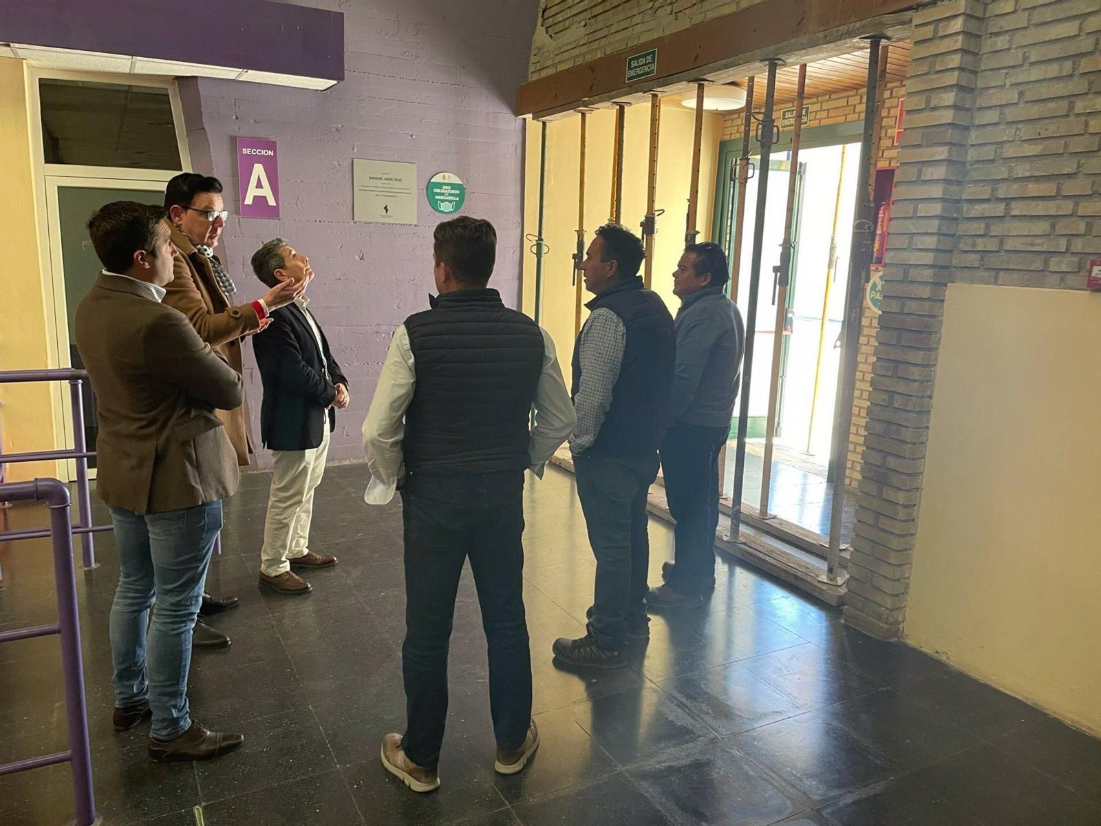Visita del concejal y técnicos al pabellón.