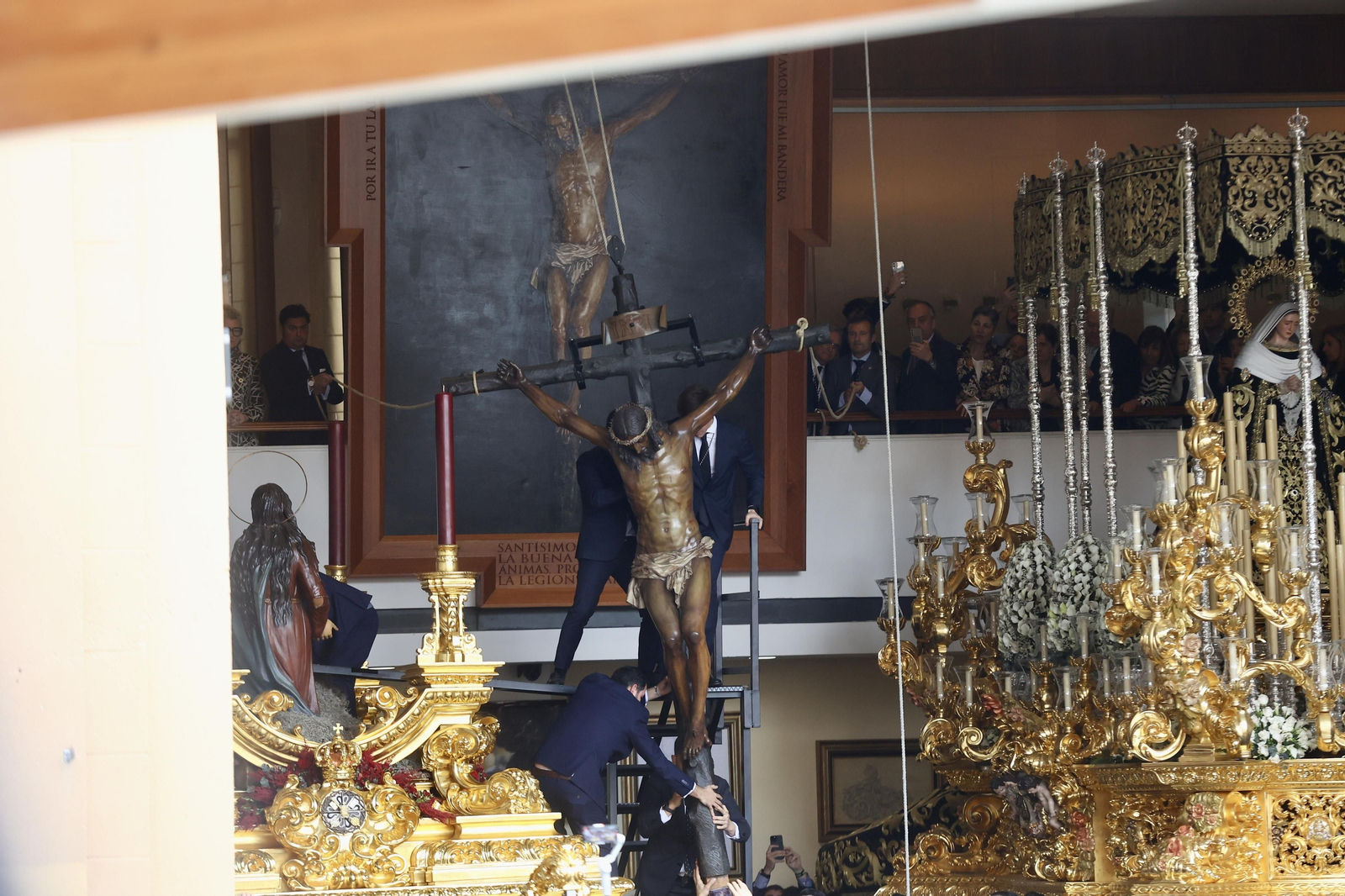Las fotos de la Legión en el traslado del Cristo de Mena en Málaga este Jueves Santo Las fotos de la Legión en el traslado del Cristo de Mena en Málaga este Jueves Santo