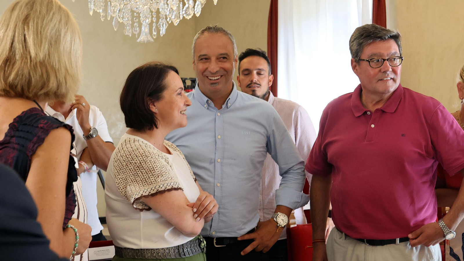 Antonio Vadillo firma en el Libro de Honor de Jerez