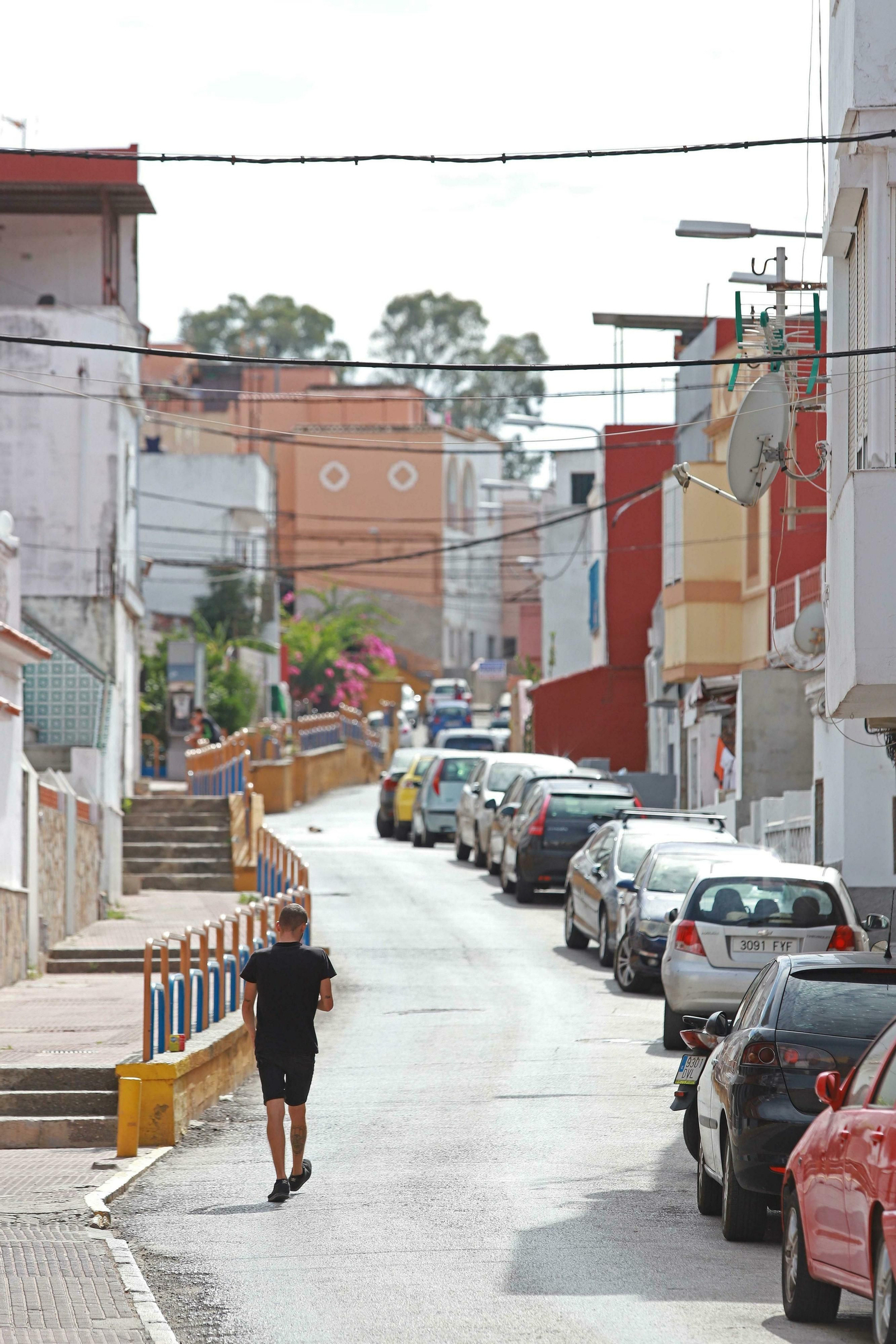 Un joven camina por la calle Andalucía de La Piñera, este sábado.