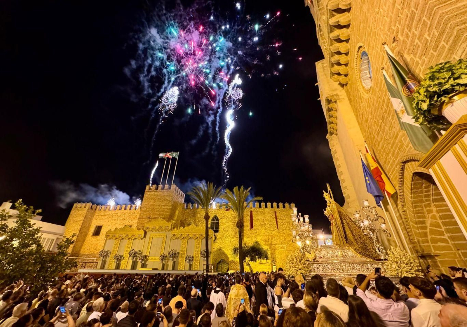Espectáculo pirotécnico a la entrada de la Virgen del Rosario, Patrona de Rota.