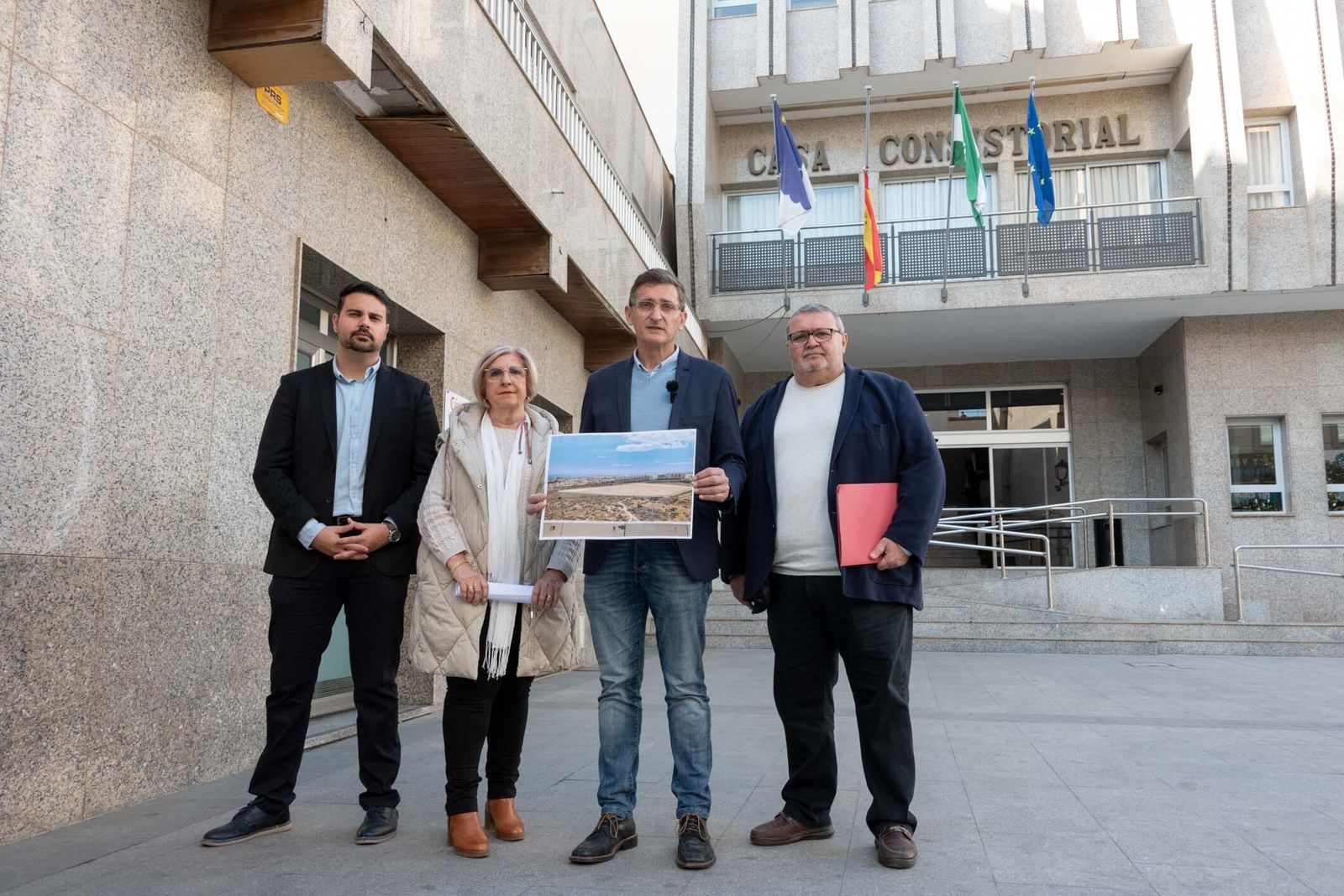 Sánchez Teruel y otros políticos socialistas, en Roquetas de Mar.