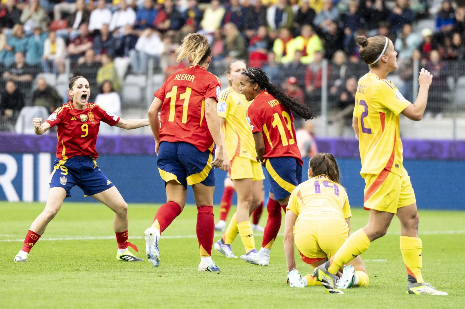 Esther González celebra con ganas un tanto.