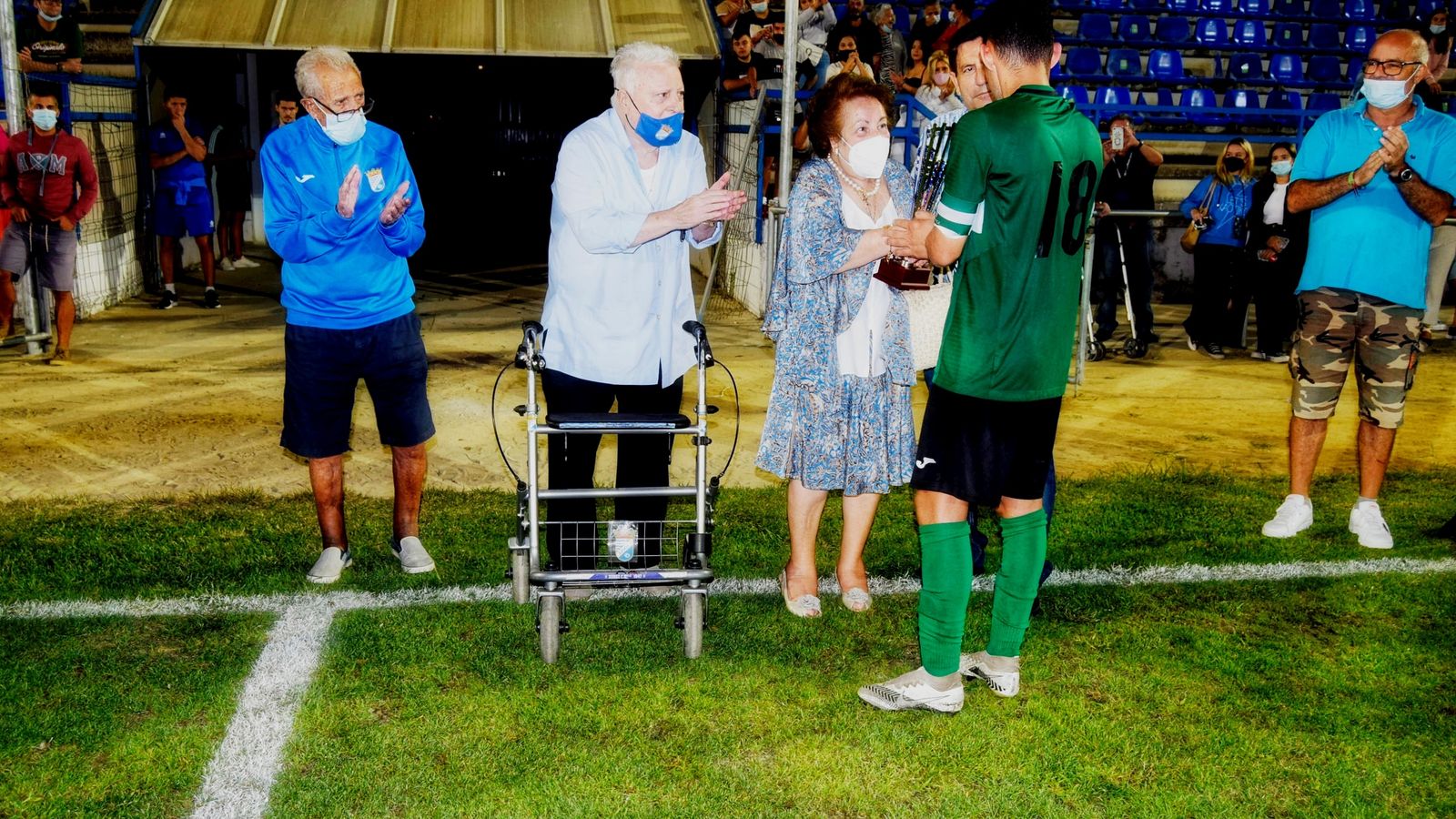Caballero, capitán del Jerez Industrial, recoge el trofeo de manos de Sita.