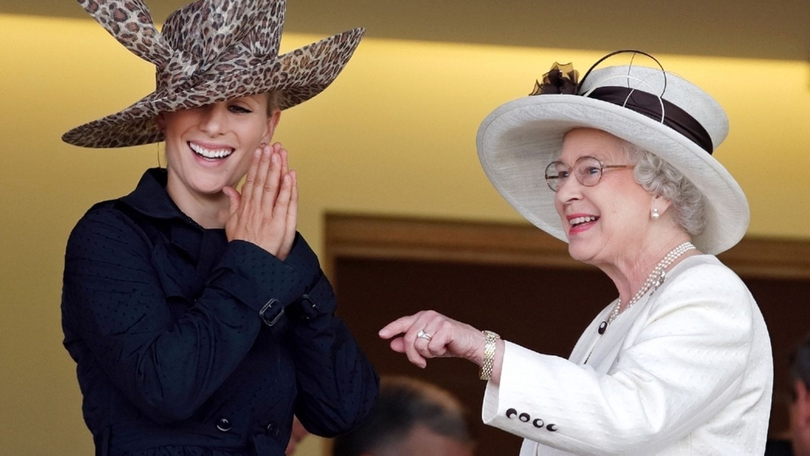 Zara con su abuela, la reina Isabel de Inglaterra.