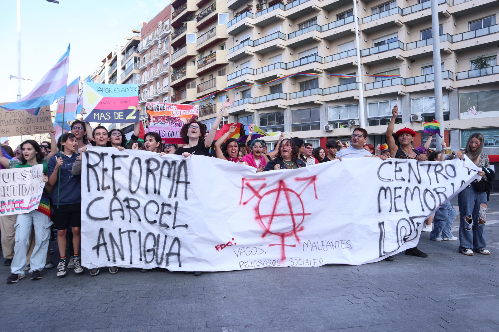 Las mejores imágenes de la manifestacióndel del Orgullo LGTBI en Huelva