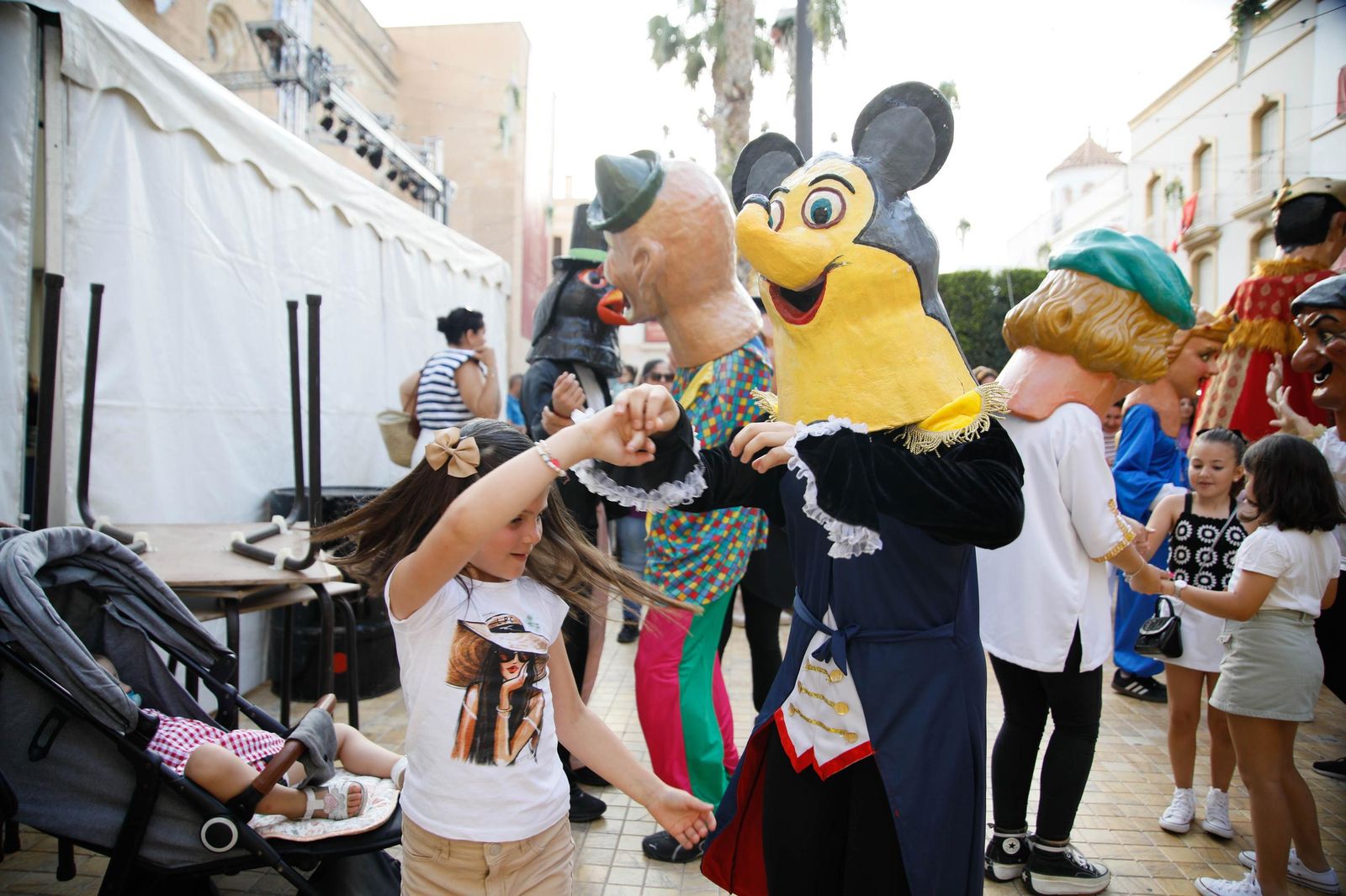 Desfile de Gigantes y Cabezudos de Vera, en imágenes