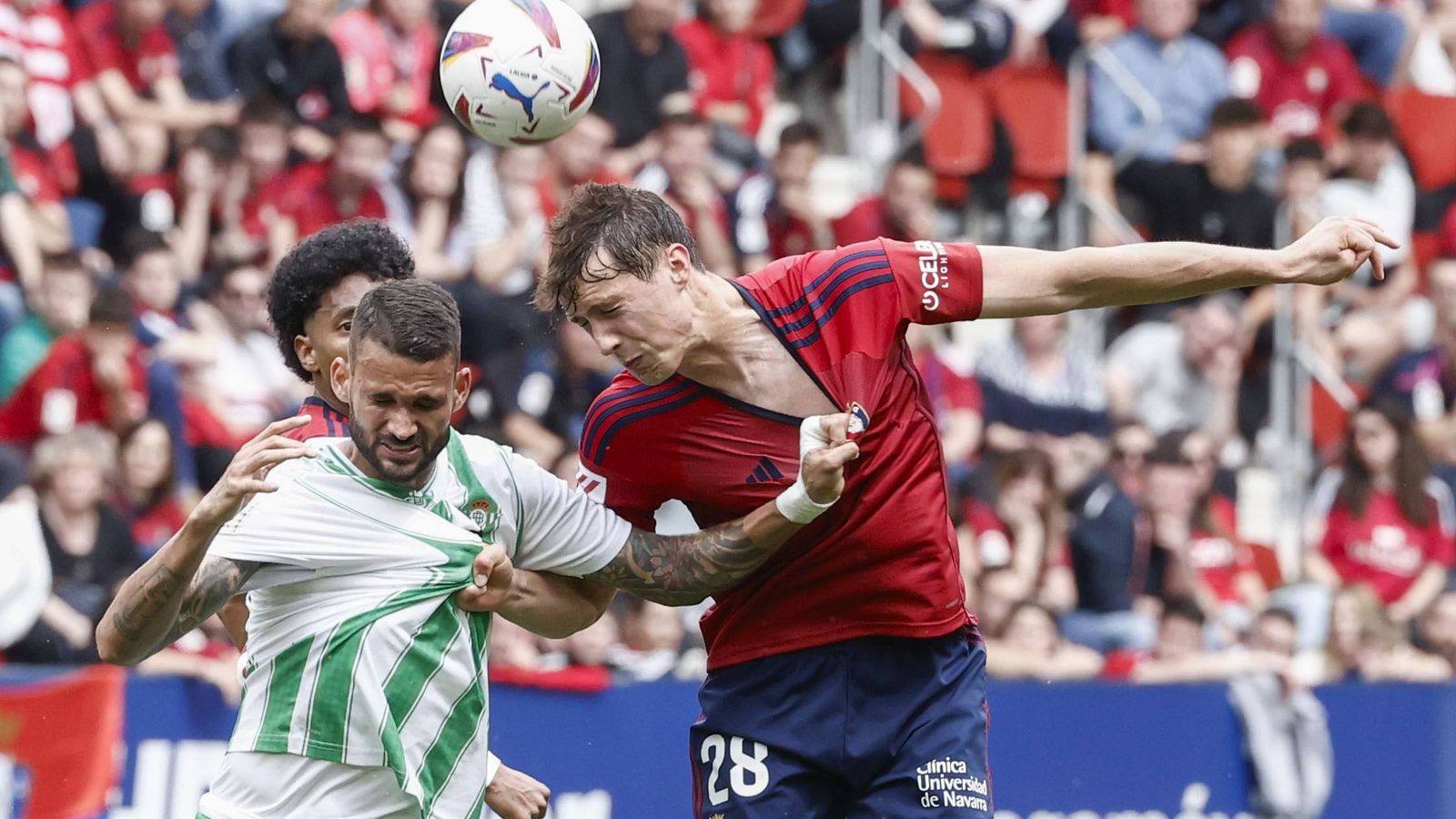 Willian José se agarra con Herrando en una disputa por un balón aéreo.
