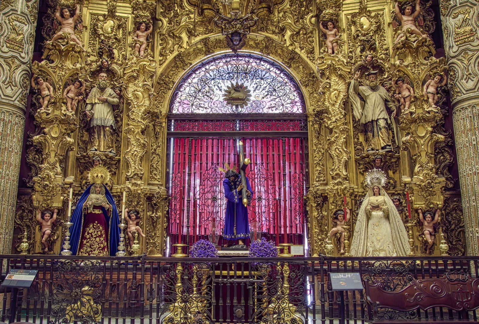 Se sitúan ante el imponente retablo dieciochesco de Cayetano de Acosta