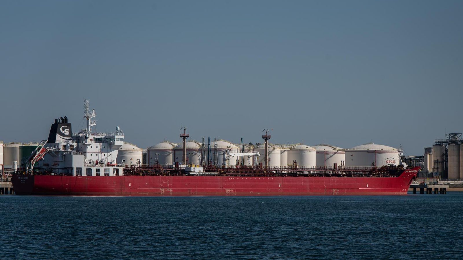 Pantalanes de Decal en las instalaciones del Puerto de Huelva.
