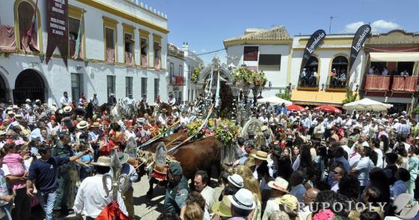 Mairena del Alcor sube la escalinata de la parroquia manriqueña.

Foto: Manuel Gómez