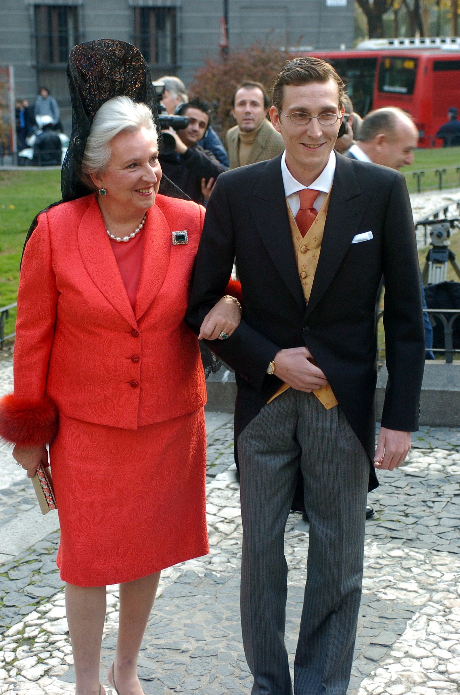 La infanta Pilar y su hijo Fernando Gómez-Acebo en la boda celebrada en el año 2004