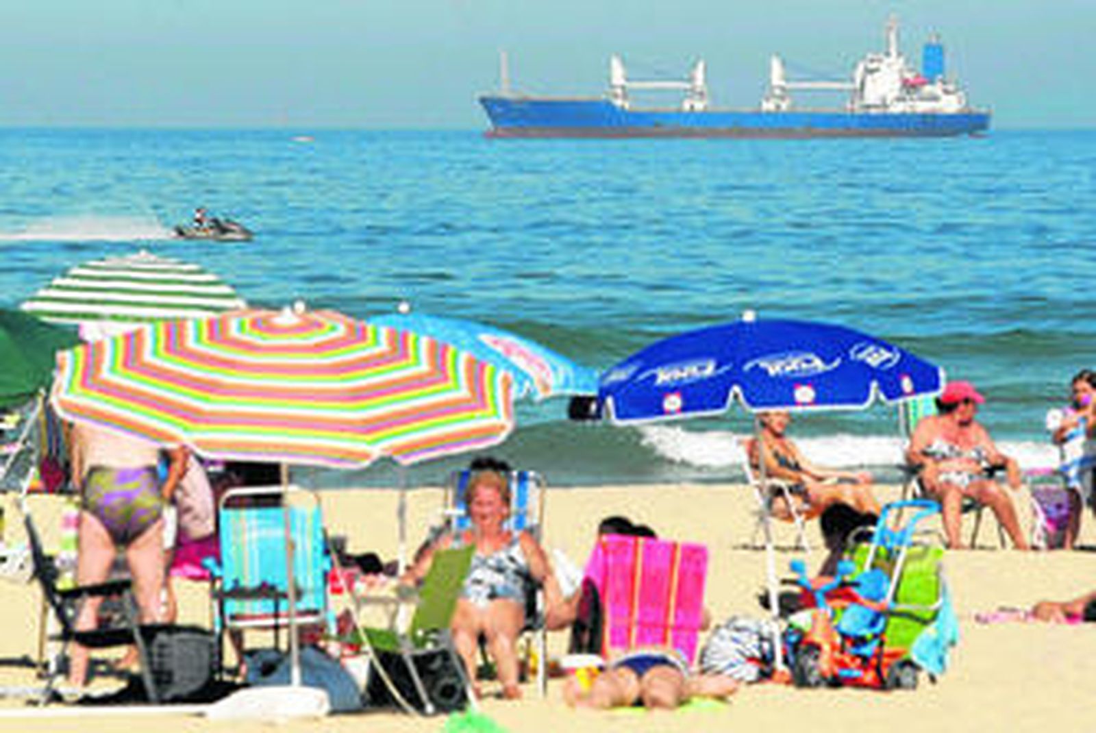 Imagen de los bañistas en la playa de Getares, en una imagen de archivo.