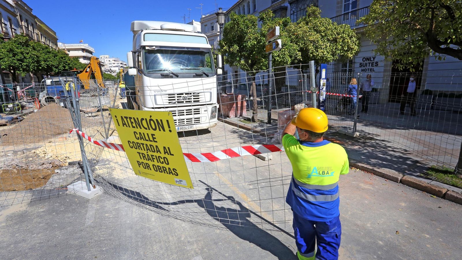 Un camión en la calle Corredera, cortada por obras.