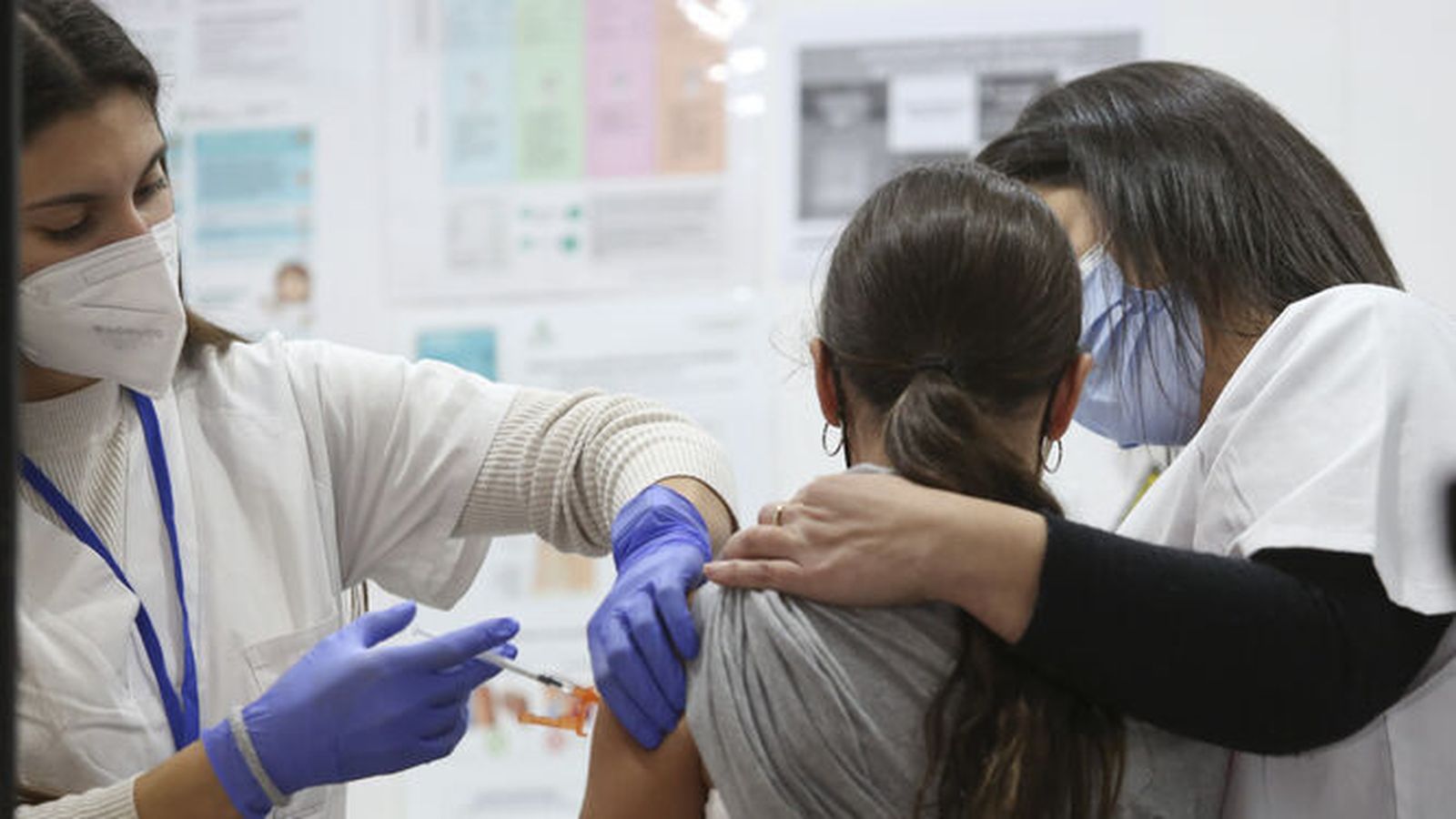 Una niña en el momento de recibir la vacuna anticovid.