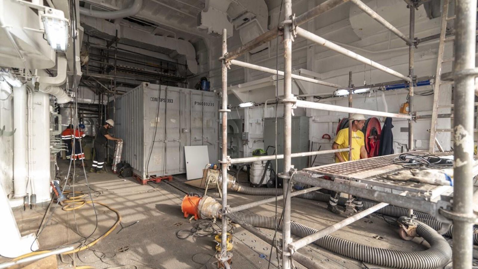 Andamios en el hangar afectado.