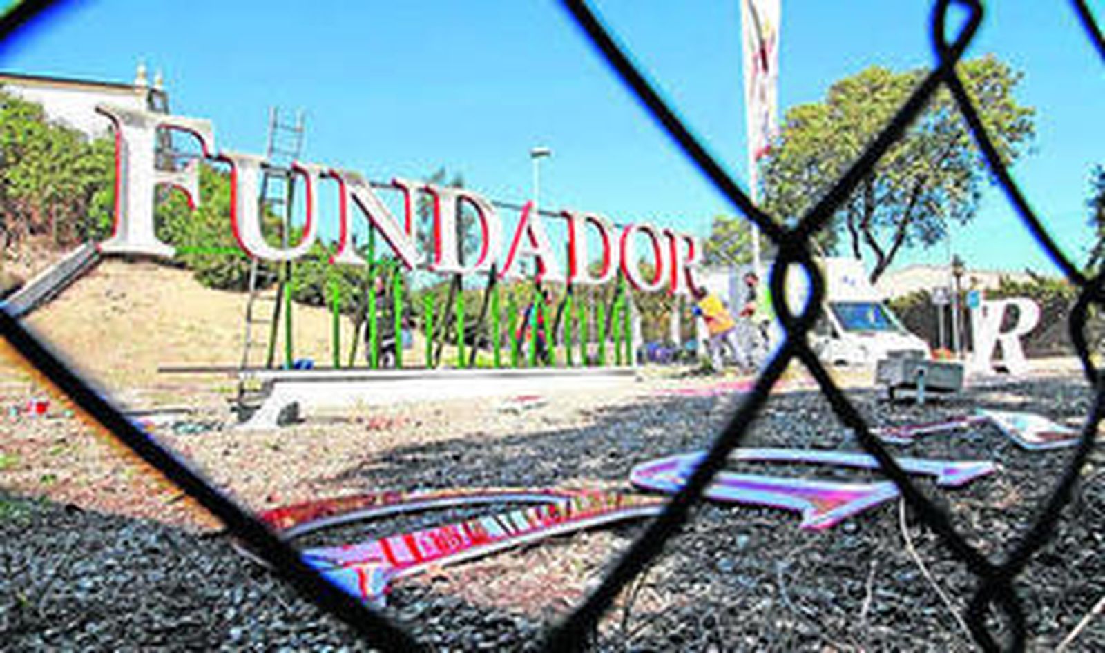 Trabajos en la bodega jerezana, en la que ya luce el nombre de Fundador.
