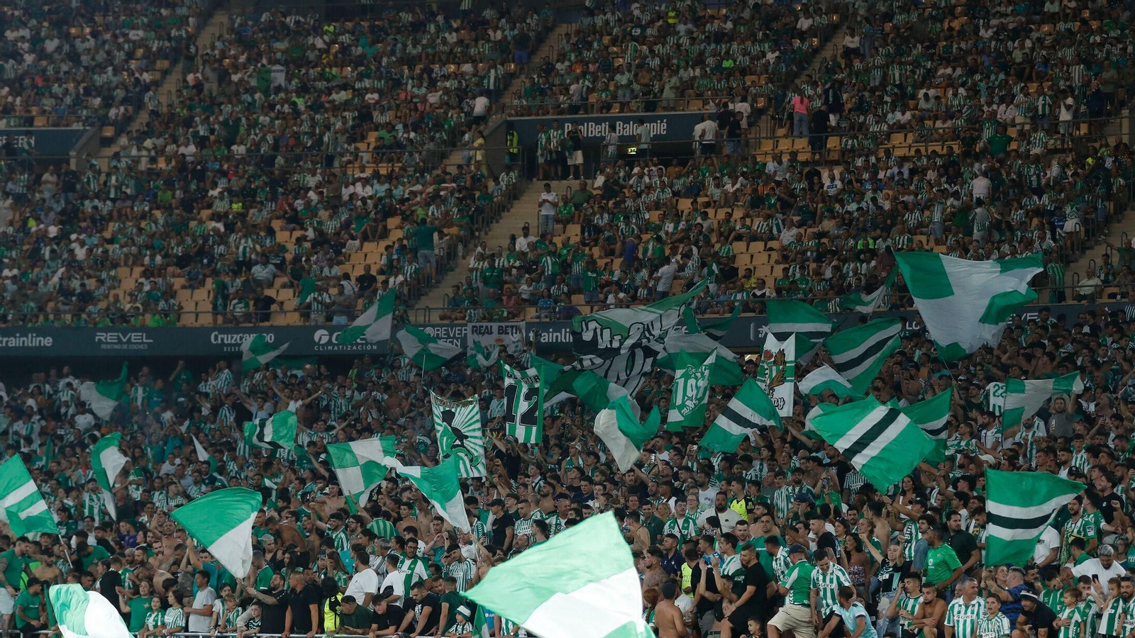 Ambiente en el Estadio de la Cartuja en el encuentro entre el Betis y el Alavés
