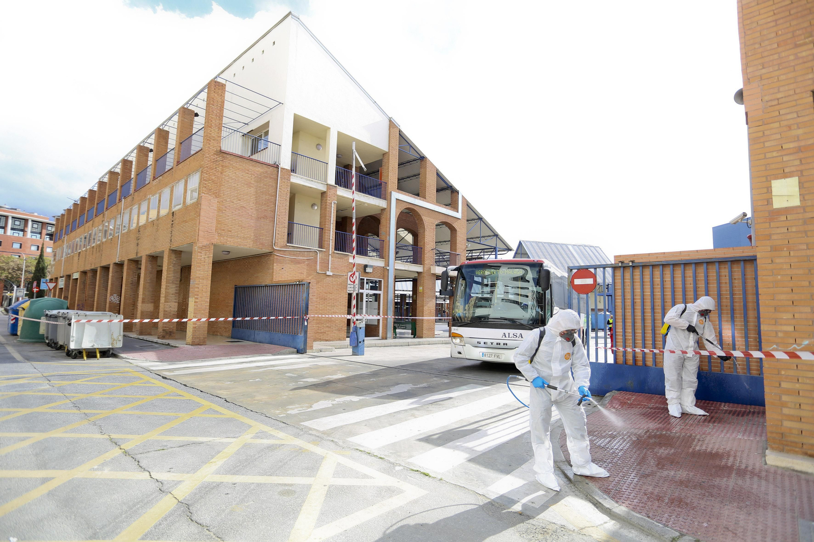 La UME desinfecta en Málaga la estación de autobuses y el puerto, en fotos