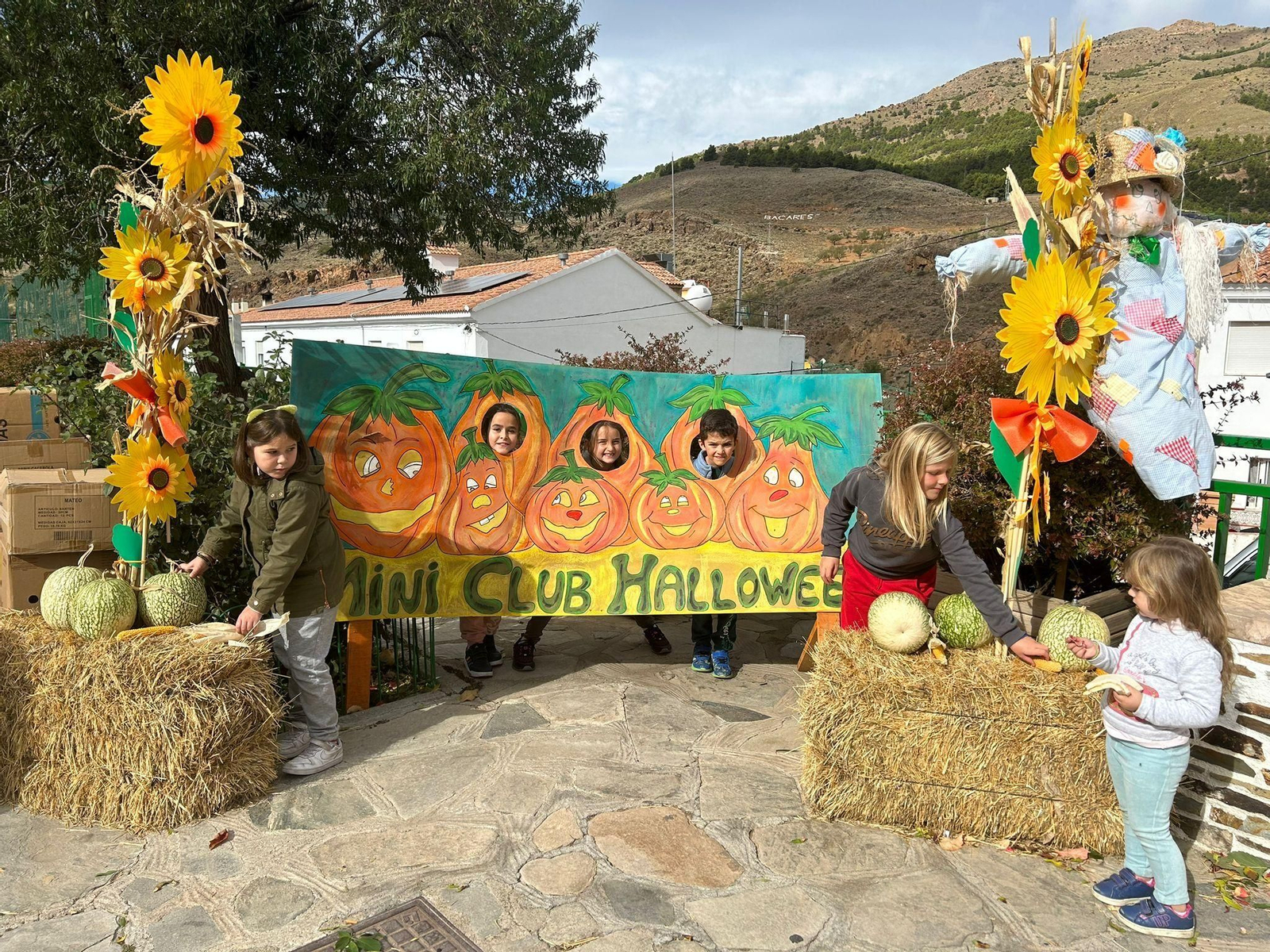 Los niños del colegio han ayudado en la decoración de su pueblo y han aprendido a identificar los frutos que tienen en el campo en esta época del año.