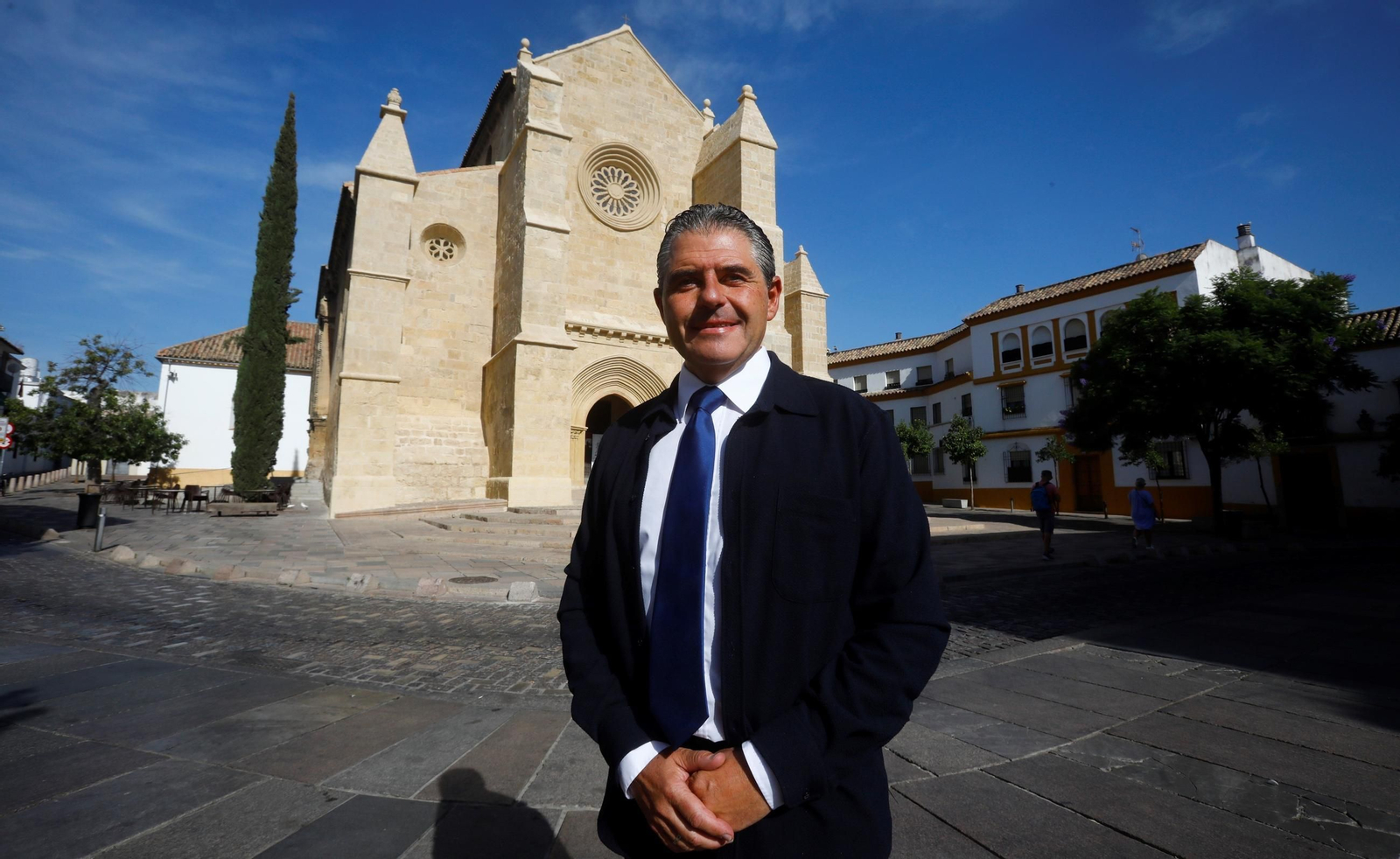 Manuel Murillo, a las puertas de la iglesia de Santa Marina.