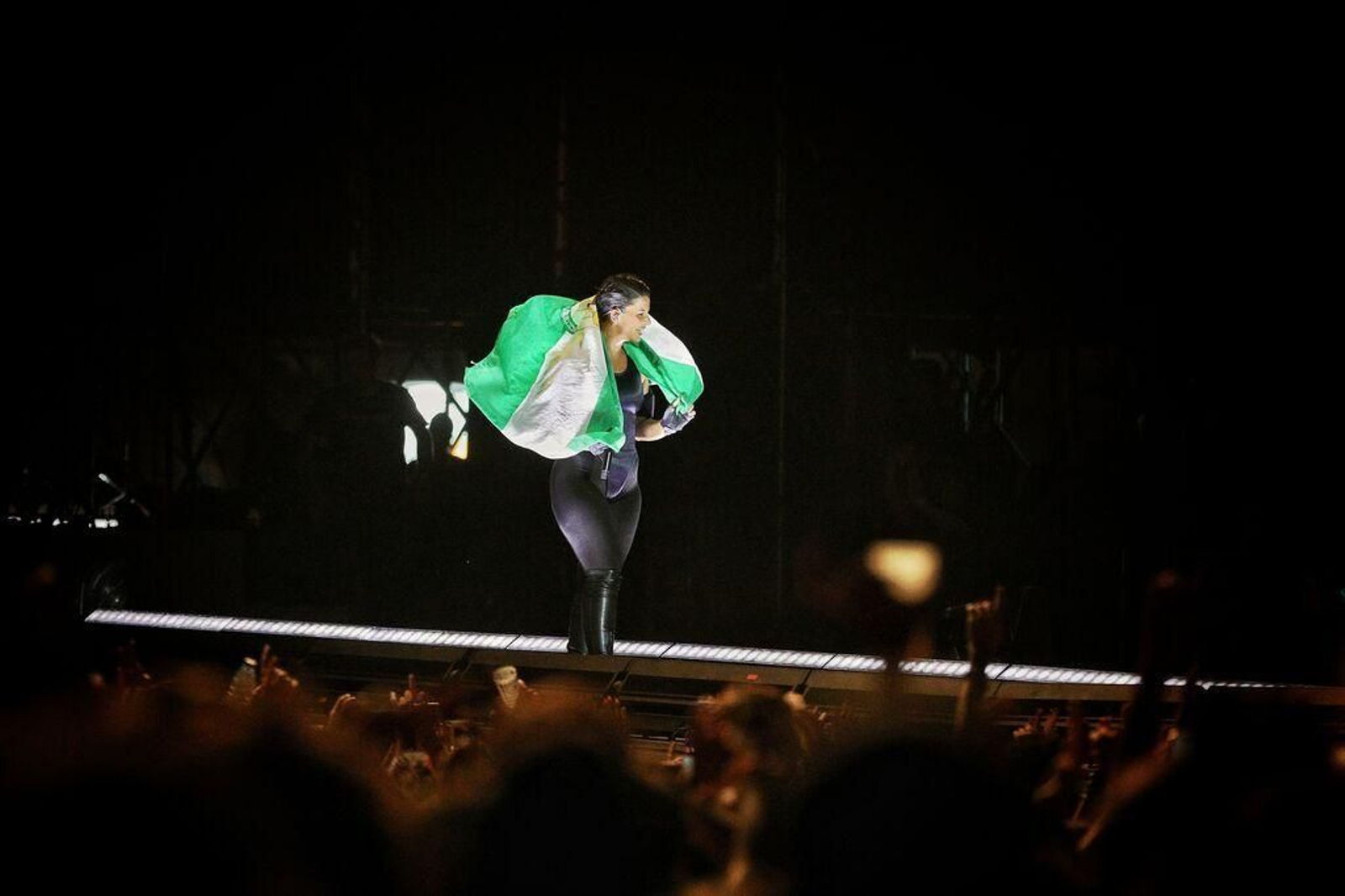 Nathy Peluso, en un momento de la actuación en San Fernando, con la bandera andaluza