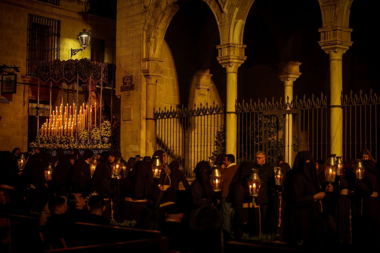 Madrugada del Viernes Santo en Jerez: imágenes de la Noche de Jesús